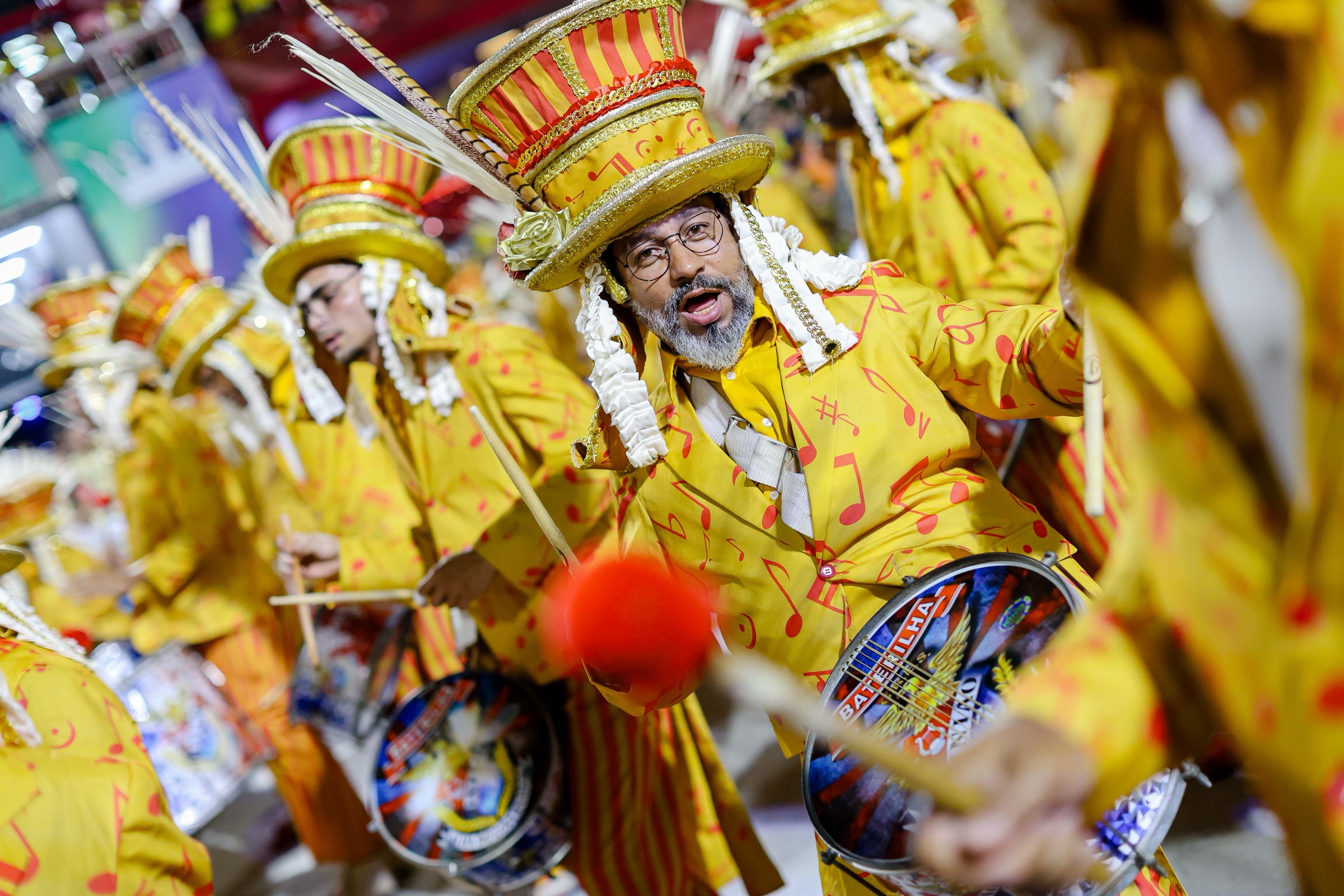 Percussionista da União da Ilha em plena execução na bateria