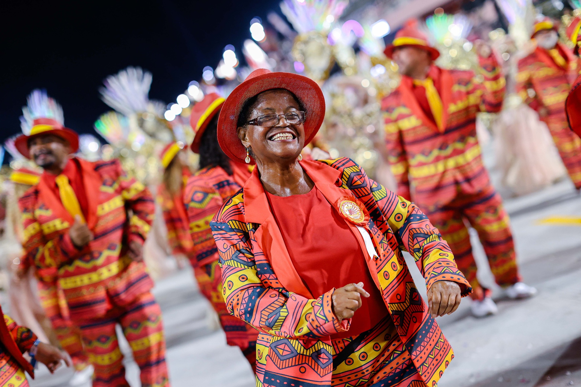 Velha-guarda sorrindo durante o desfile