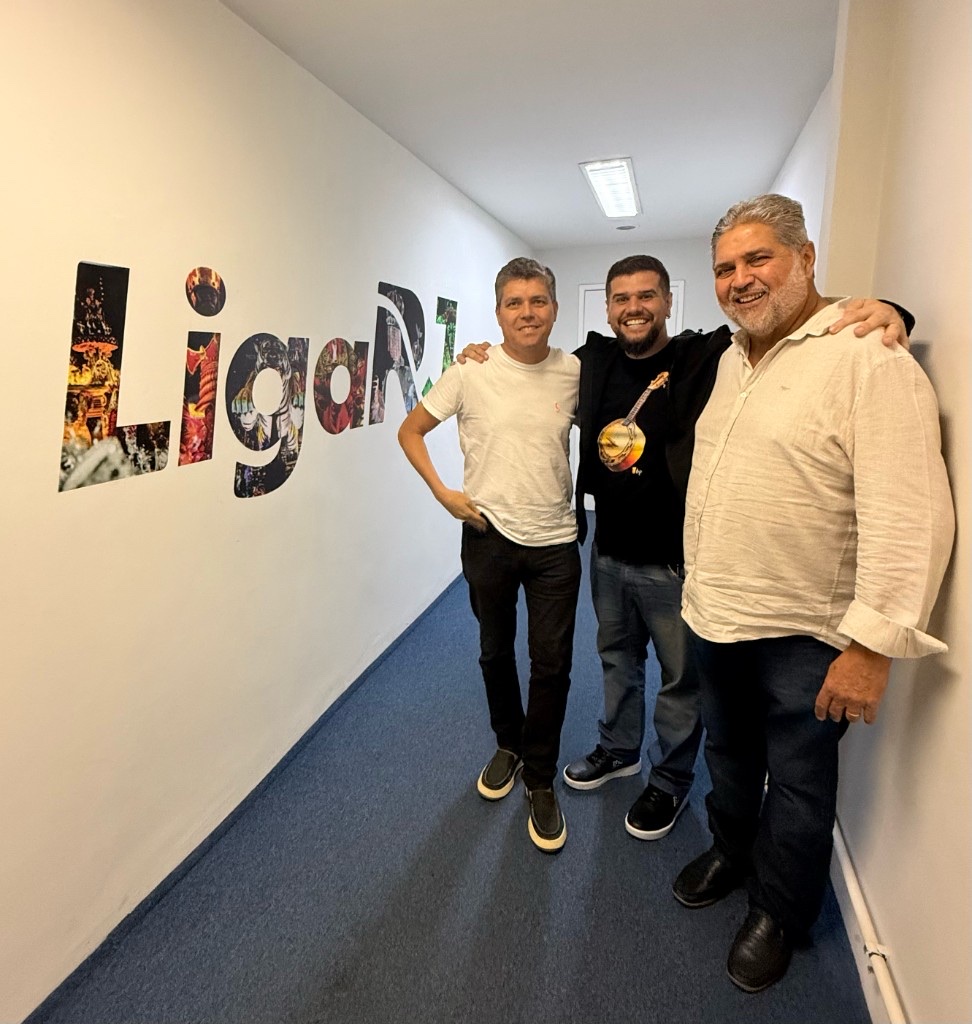 Deo Pessoa, Moacyr Barreto e Macaco Branco na sede da Liga RJ após renovação da produção do álbum da Série Ouro 2027